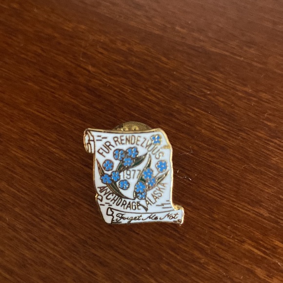 Fur Rondy collector pin.  1977. - Picture 2 of 3